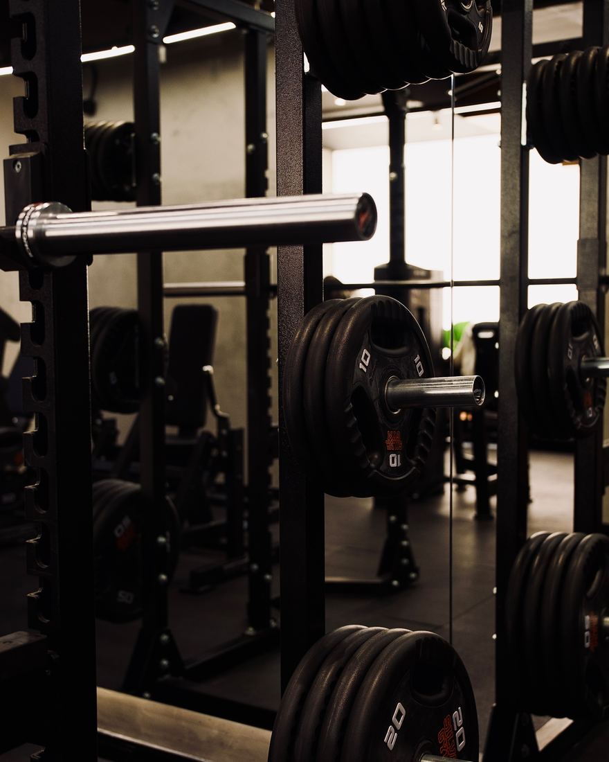 Rack de agachamento e anilhas da Silva Gym