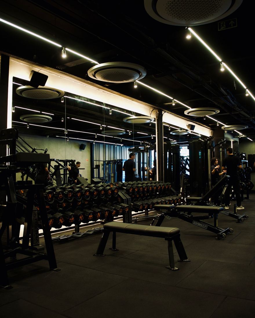Vista ampla do salão de musculação da Silva Gym