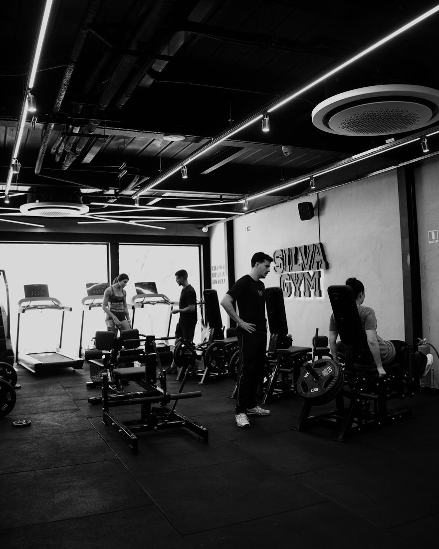 Alunos treinando no salão da Silva Gym