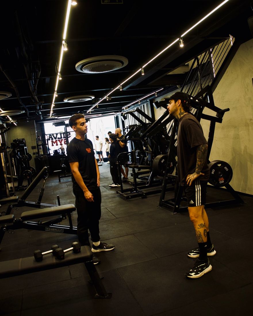 Alunos treinando no salão da Silva Gym