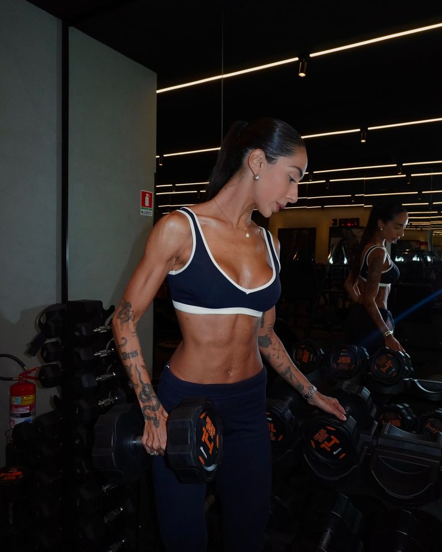 Aluna treinando com halteres na Silva Gym